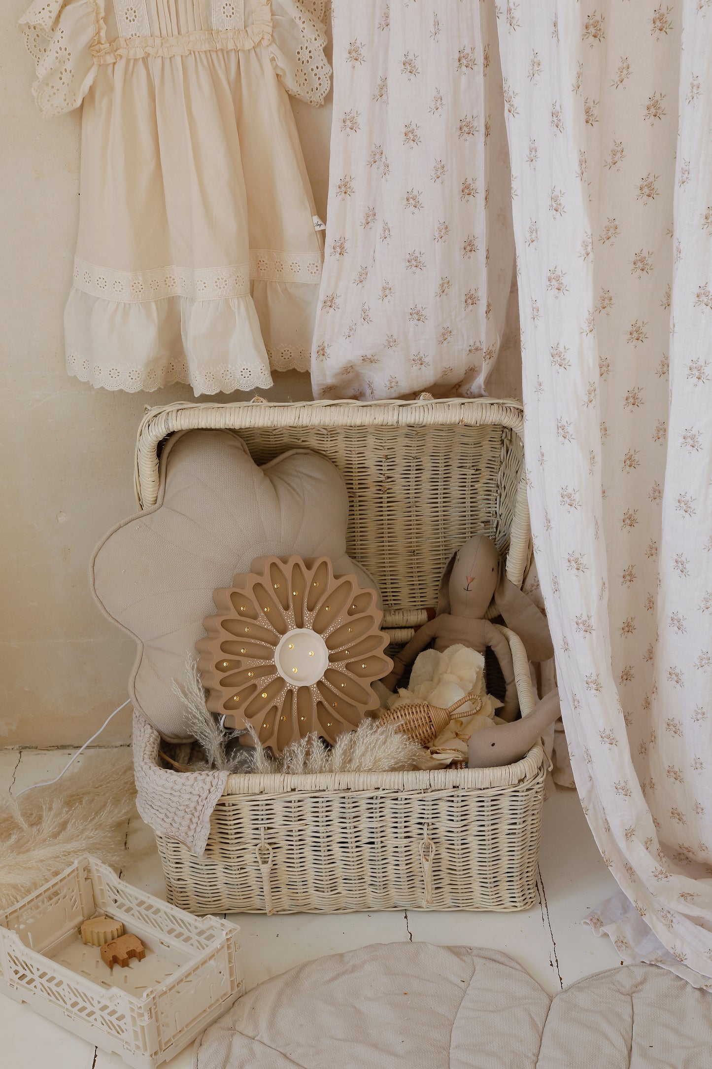 Little Lights Daisy Night Light | Cappuccino Dots