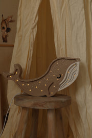 Lampka Nocna Wieloryb Little Lights | Cinamon Brown