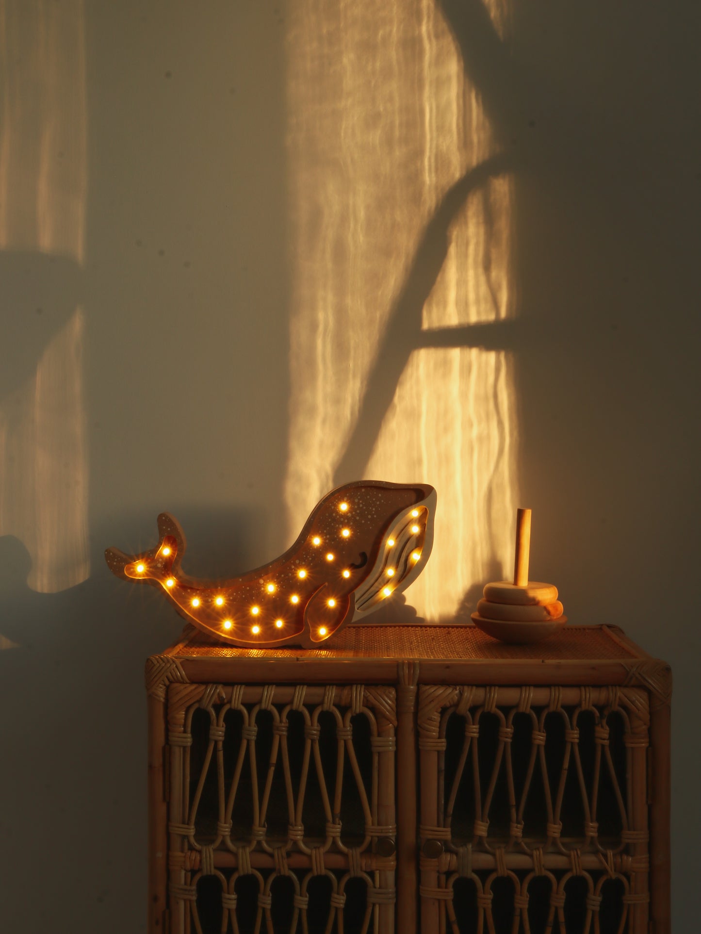 Lampka Nocna Wieloryb Little Lights | Cinamon Brown