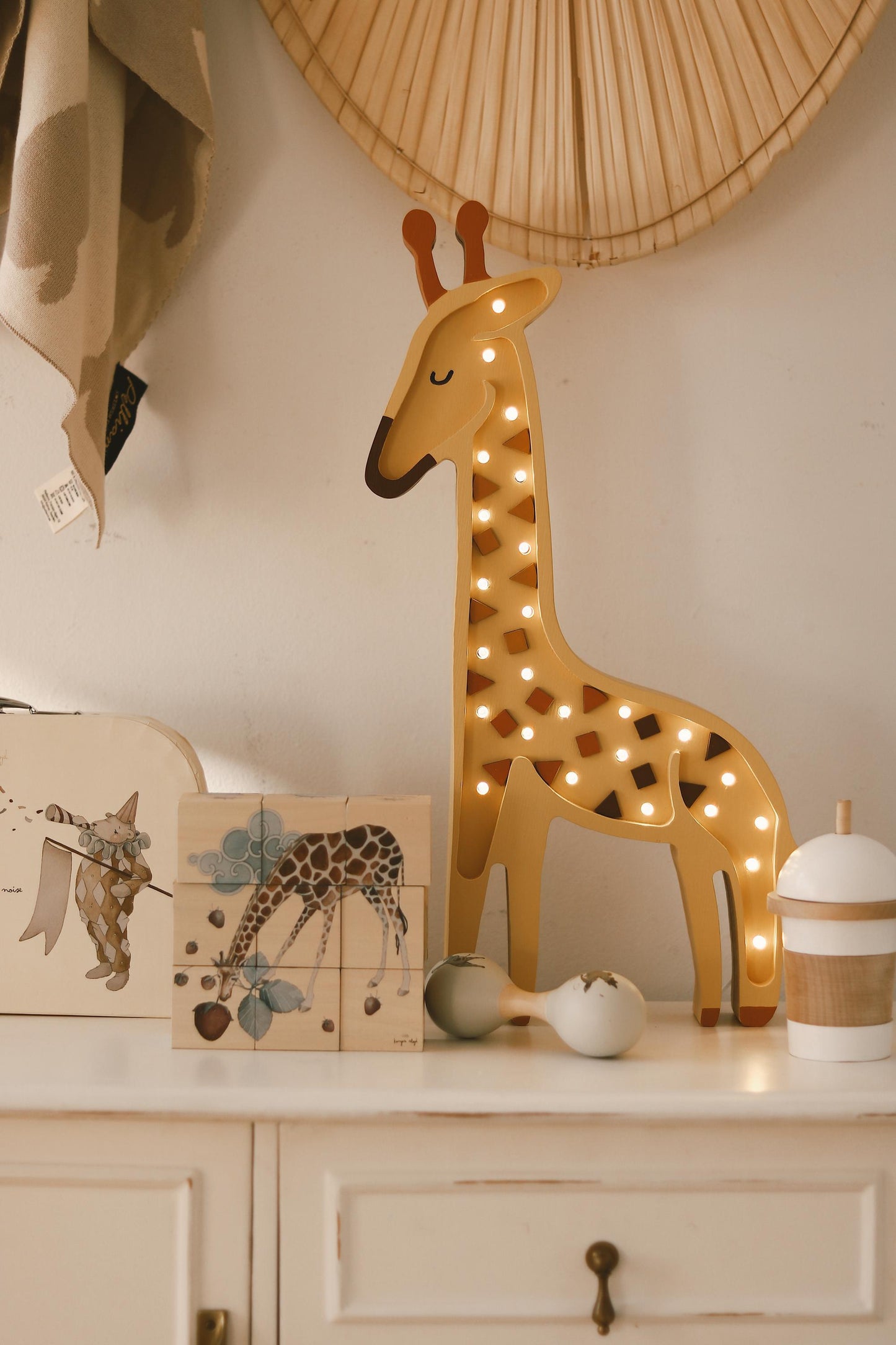 Holz Giraffen Nachtlicht Safari Deko für Kinderzimmer Handgemachte Lampe Dschungel Boho Beleuchtung Wandmontierte Kinderlampe Jungen Afrikanisches Tier Gelb