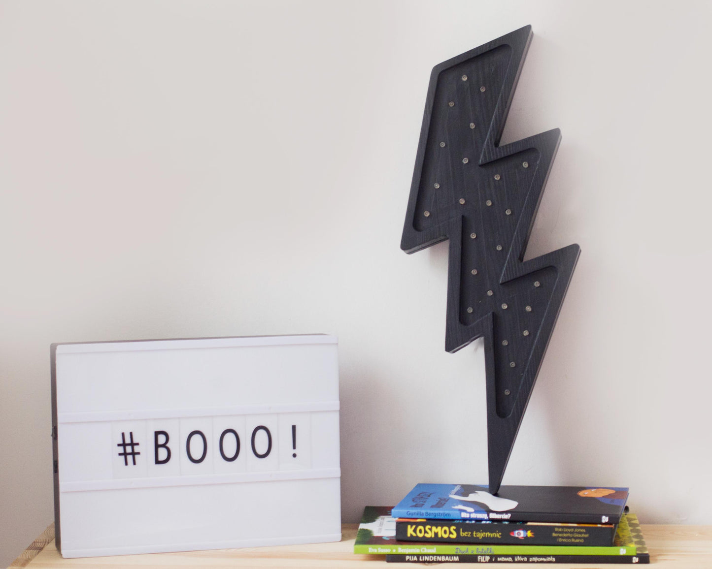Nachtlicht aus Holz mit Blitzmotiv, Zimmerdeko für Teenager, Lampe für Kleinkinder, schwarzes Blitz-Thema, Geschenk für Jungen, Superhelden Pop Art Rock & Roll
