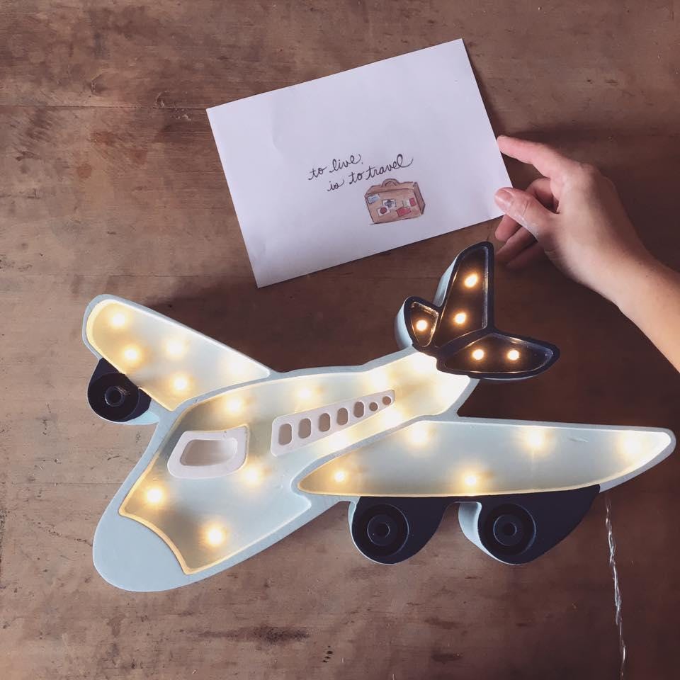 Holzflugzeug Nachtlicht – Handgemachte Kinderzimmerlampe Reisethema Deko Babyzimmer Lampe für Jungen Geschenk für kleine Reisende Reisezimmer Deko