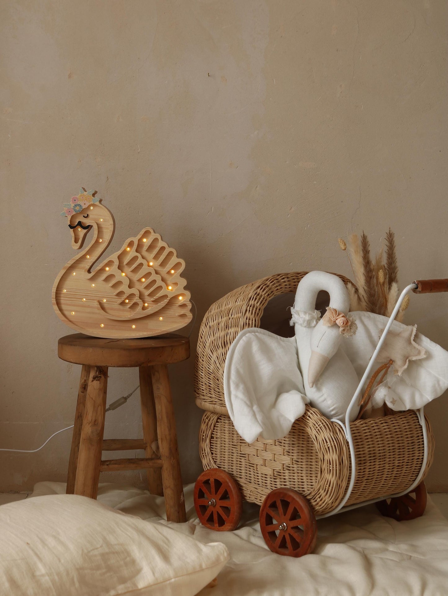 Entzückende Schwanenlampe, Kinderzimmer-Deko, Nachtlicht aus Holz, Schwan, Kinderzimmerlampe, handgefertigte Bohème-Märchenzimmer-Deko, Mädchenzimmer-Deko, Wandlampe