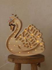 Entzückende Schwanenlampe, Kinderzimmer-Deko, Nachtlicht aus Holz, Schwan, Kinderzimmerlampe, handgefertigte Bohème-Märchenzimmer-Deko, Mädchenzimmer-Deko, Wandlampe