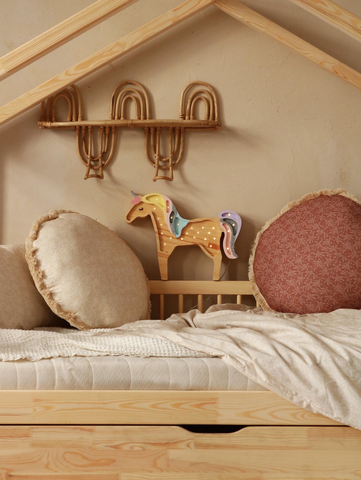 Holz Einhornlampe für Kinderzimmerdeko Handgefertigte Märchen-Beleuchtung für Kinderzimmer Wandlampe Pferd Pastell Regenbogen Nachtlicht Mädchenzimmer