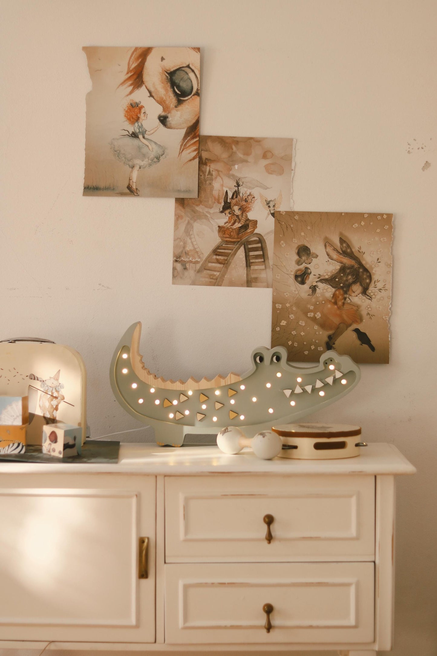 Holz Krokodil Nachtlicht für Kinder Safari Lampe Boho Kinderzimmer Deko für Jungen Babyparty Khakigrün Geschenk Dschungel Thema Alligator Jungenzimmer