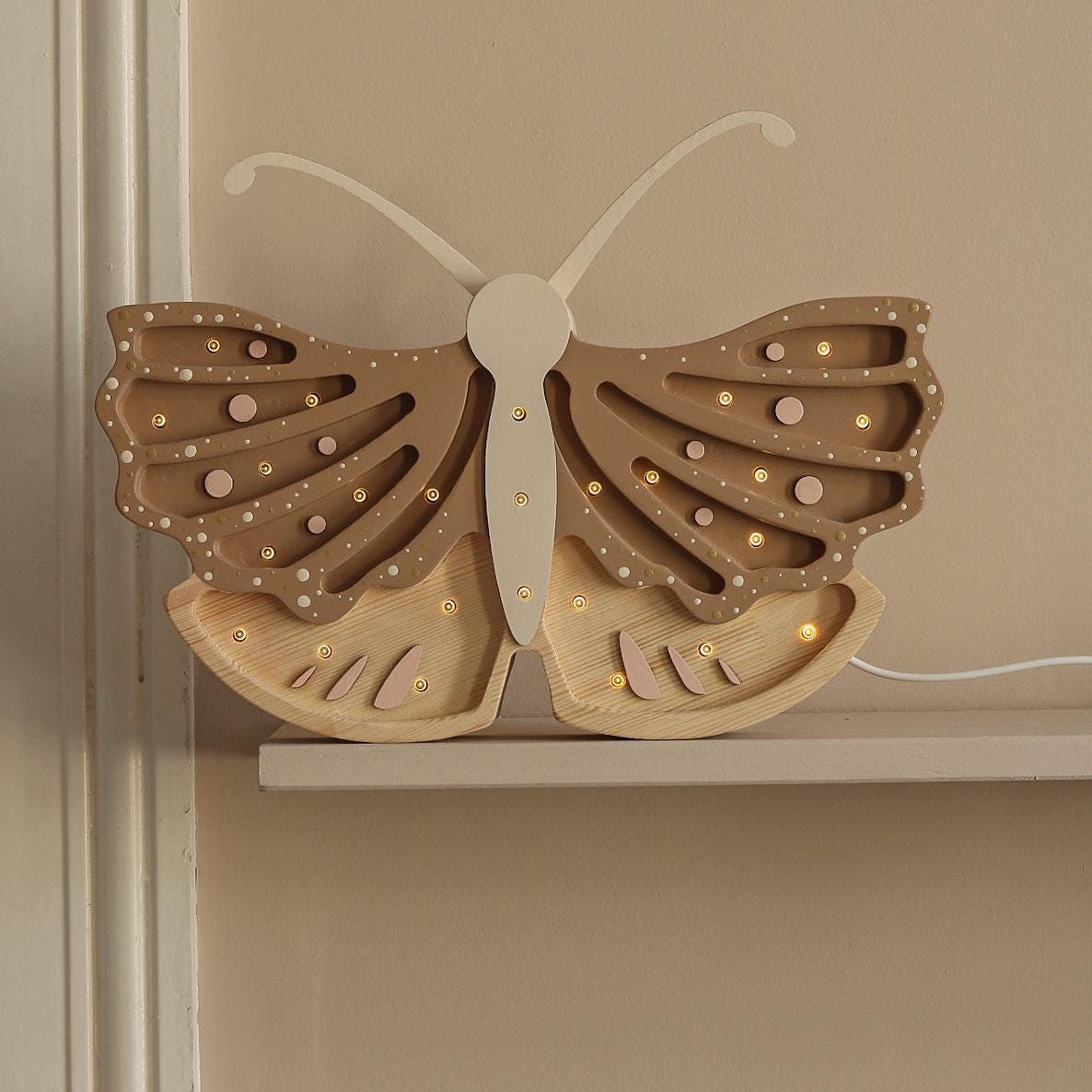 Nachtlicht aus Holzschmetterling für Mädchenzimmer, handgefertigte Kinderzimmerdeko, Boho-Stil, goldener Schmetterlingsglamour, Beige, Prinzessin, verträumte Magie