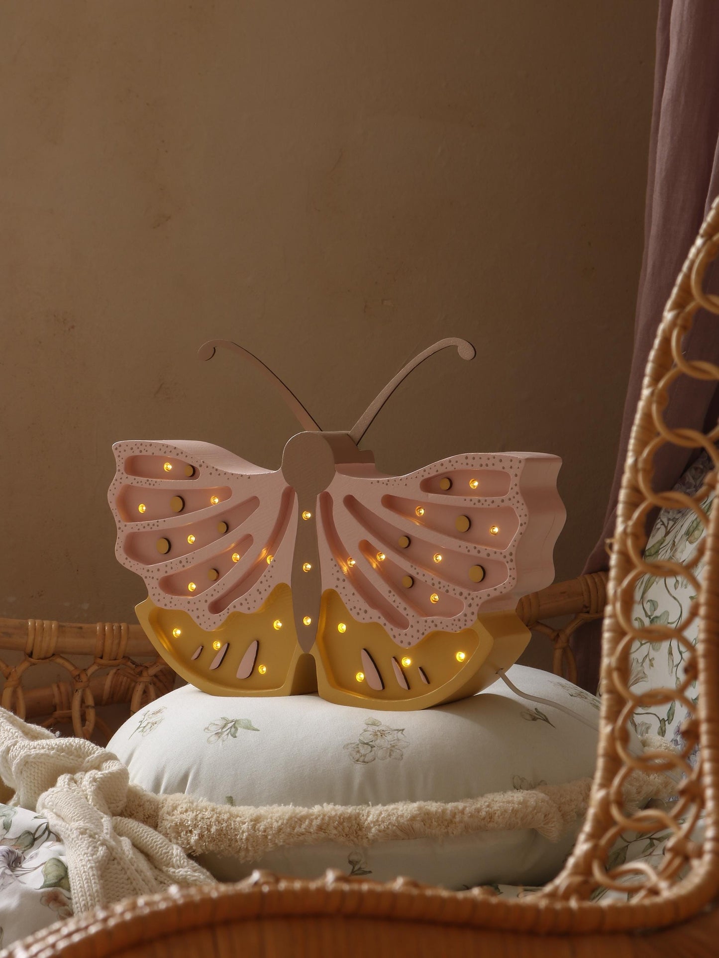 Drewniana Lampka Nocna Motyl do Pokoju Dziewczynki Ręcznie Robiona Dekoracja do Żłobka Styl Boho Różowy Pastelowy Motyl Glamour Dziecięca Księżniczka Kapryśna Magia