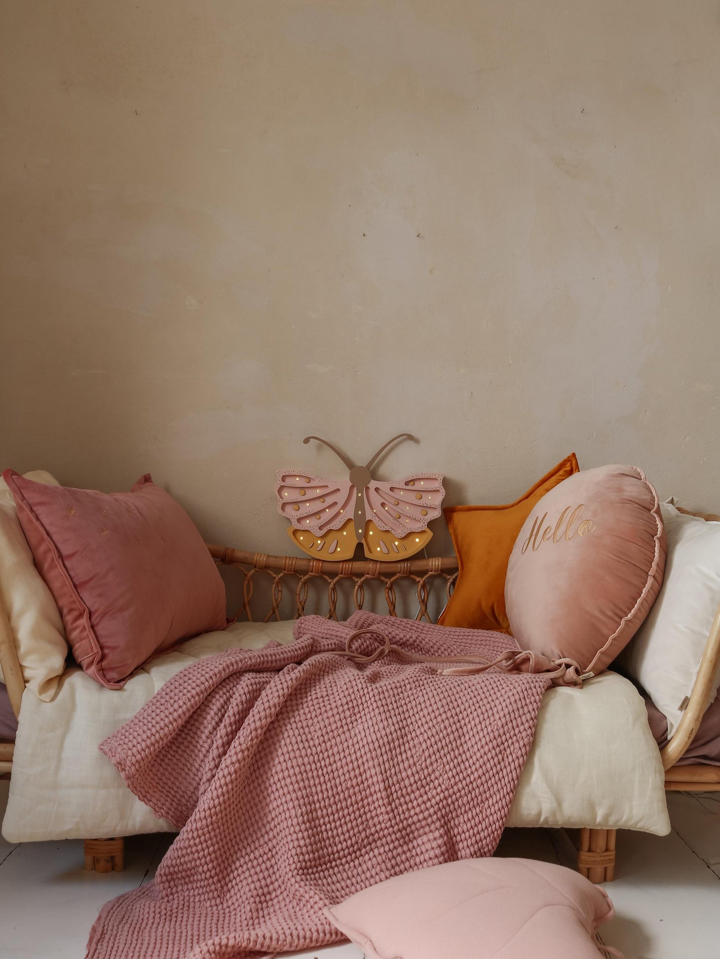 Drewniana Lampka Nocna Motyl do Pokoju Dziewczynki Ręcznie Robiona Dekoracja do Żłobka Styl Boho Różowy Pastelowy Motyl Glamour Dziecięca Księżniczka Kapryśna Magia