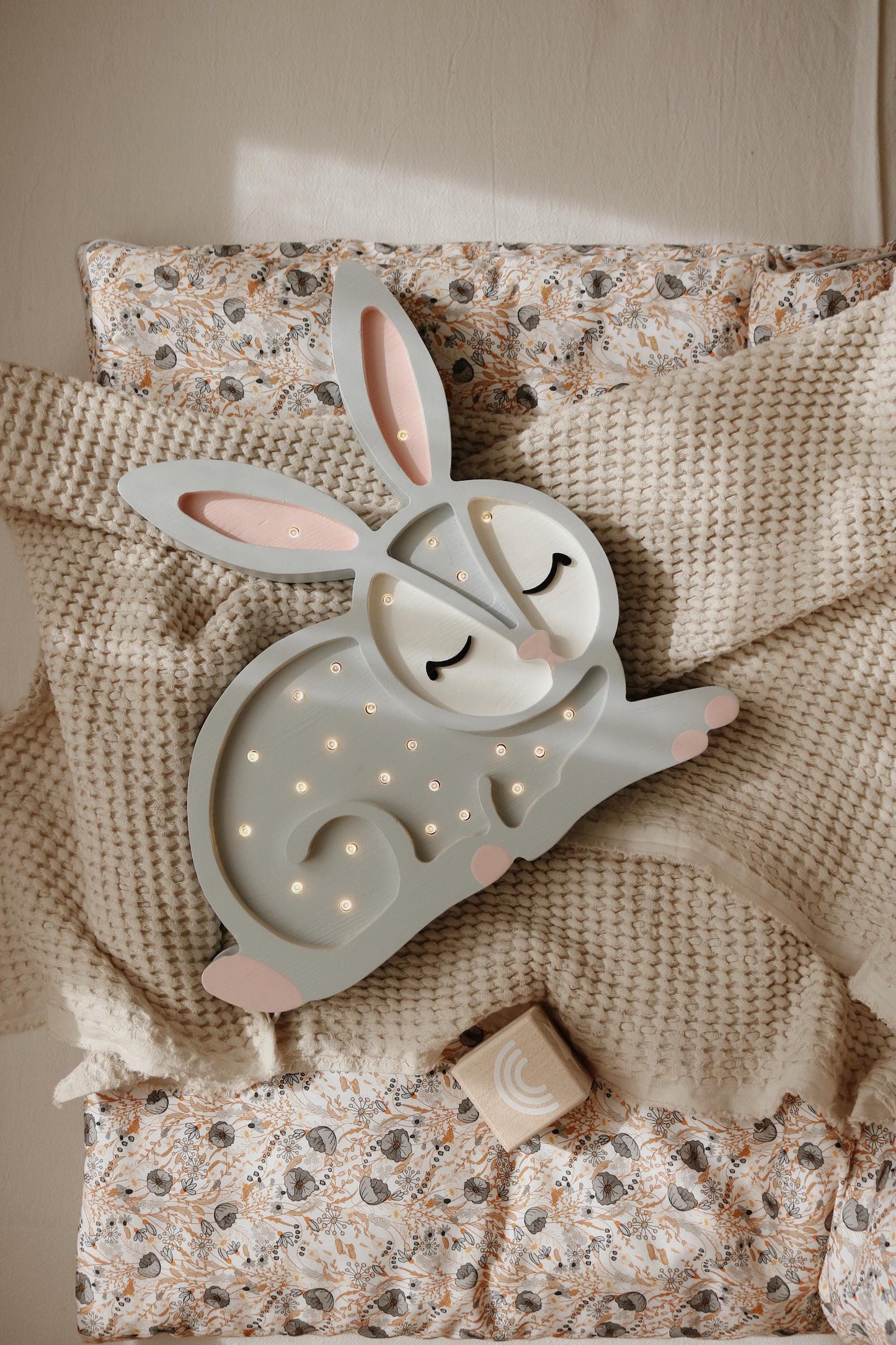 Holz-Hasen-Nachtlicht, Waldmotiv, Kinderzimmer, Wald-Dekorlampe für Babyzimmer, Boho-grauer Hase, Mädchen, Wald-Pastell-Dekoration, Grau