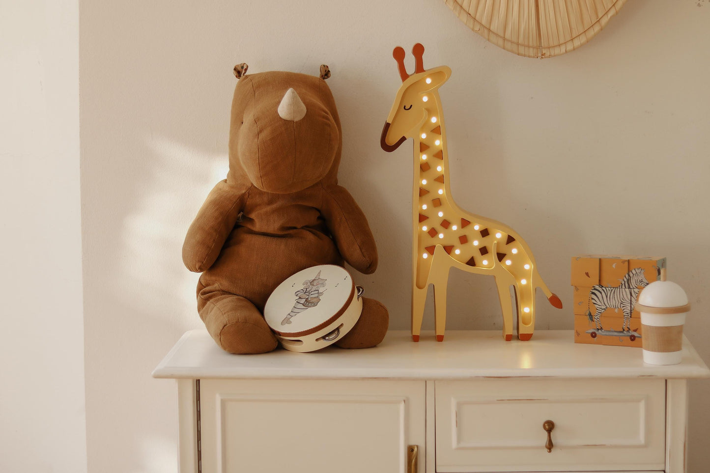 Holz Giraffen Nachtlicht Safari Deko für Kinderzimmer Handgemachte Lampe Dschungel Boho Beleuchtung Wandmontierte Kinderlampe Jungen Afrikanisches Tier Gelb