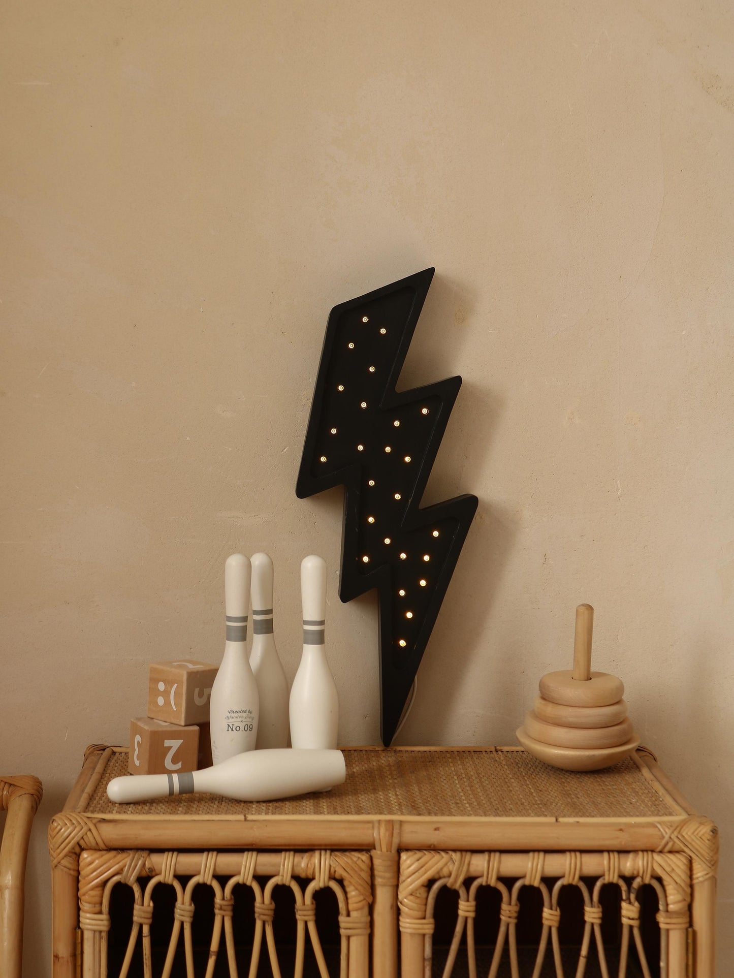Nachtlicht aus Holz mit Blitzmotiv, Zimmerdeko für Teenager, Lampe für Kleinkinder, schwarzes Blitz-Thema, Geschenk für Jungen, Superhelden Pop Art Rock & Roll