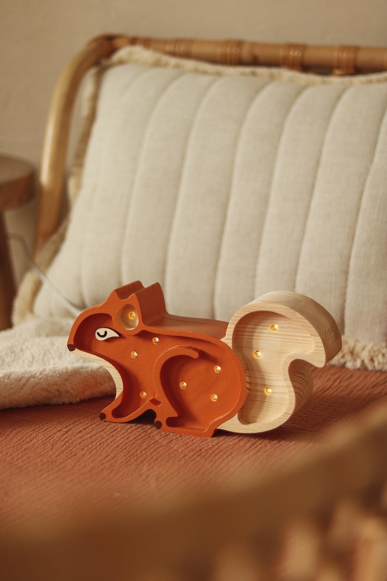 Entzückende Mini-Eichhörnchenlampe für Kinderzimmer – handgefertigte Waldtier-Beleuchtung für das Kinderzimmer, hölzerne Kinderzimmerlampe, einzigartiges Babygeschenk, Waldtier