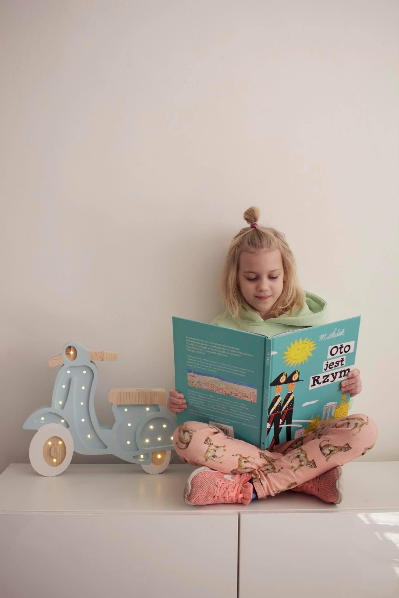 Bezaubernde Roller-Lampe für Kinderzimmer-Deko – Handgemachtes Retro-Abenteuer-Thema für Kinderzimmer – Handgefertigte Holz-Kinderzimmerlampe Vespa Italien Liebhaber