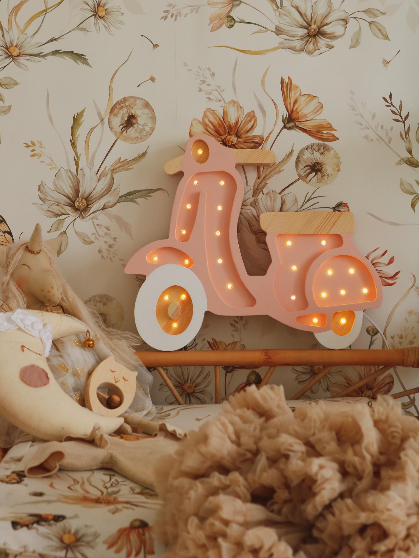 Bezaubernde Roller-Lampe für Kinderzimmer-Deko – Handgemachtes Retro-Abenteuer-Thema für Kinderzimmer – Handgefertigte Holz-Kinderzimmerlampe Vespa Italien Liebhaber