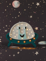 Little Lights UFO-Holzlampe – Handgefertigtes LED-Nachtlicht für Kinder – Weltraum-Kinderzimmer-Deko – Baby- oder Kleinkindgeschenk – Sanfte Nachtbeleuchtung