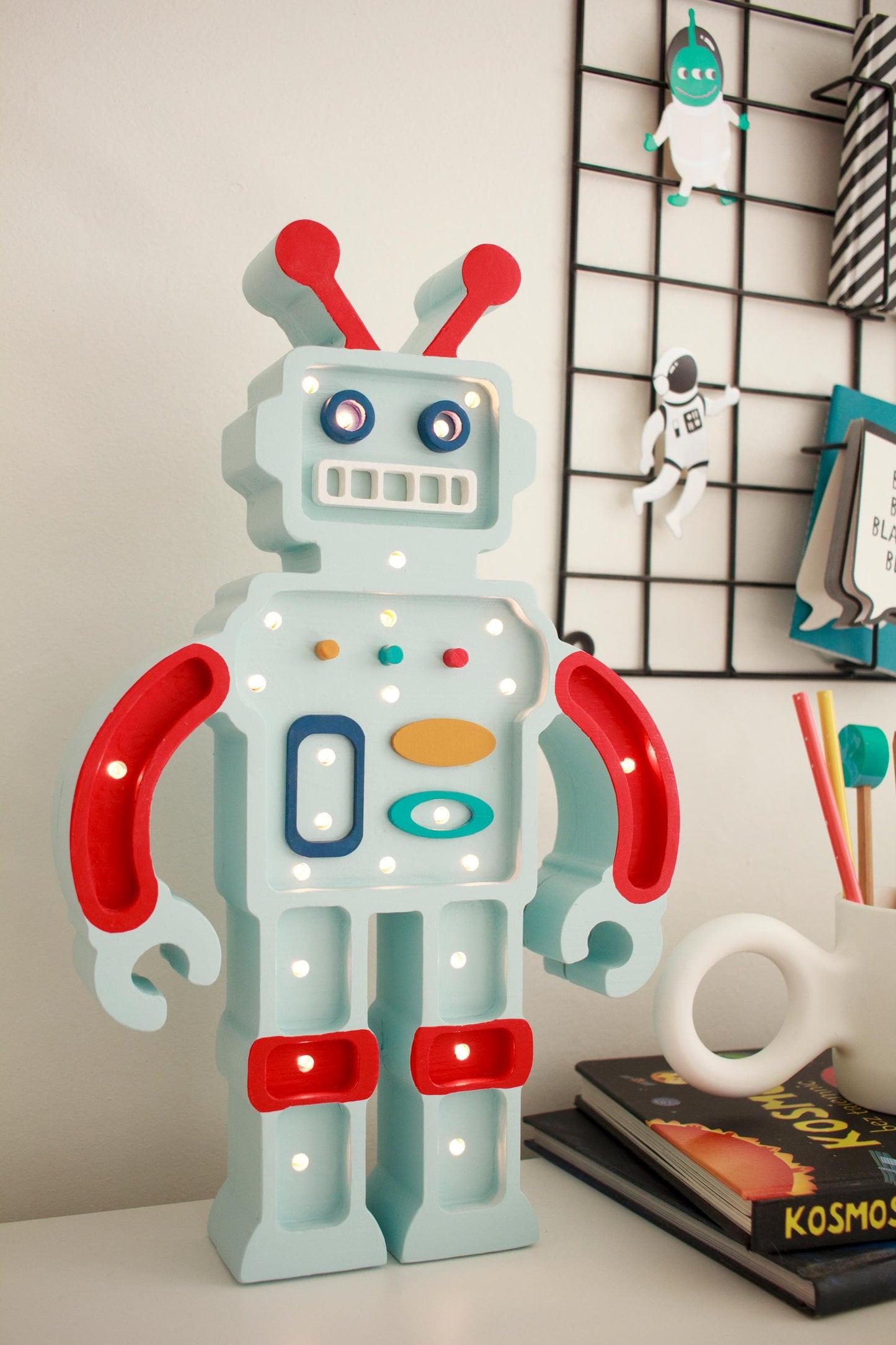 Little Lights Roboter-Holzlampe – Handgemachtes LED-Nachtlicht für Kinder – Retro-Kinderzimmerdeko – Geschenk für Jungen und Mädchen – Sci-Fi-Zimmer-Akzent