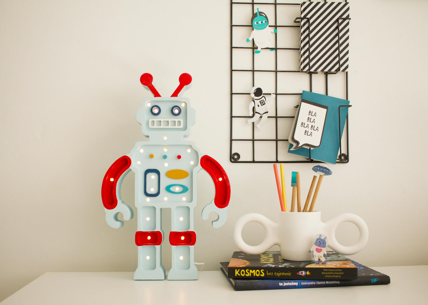 Little Lights Roboter-Holzlampe – Handgemachtes LED-Nachtlicht für Kinder – Retro-Kinderzimmerdeko – Geschenk für Jungen und Mädchen – Sci-Fi-Zimmer-Akzent