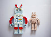 Little Lights Roboter-Holzlampe – Handgemachtes LED-Nachtlicht für Kinder – Retro-Kinderzimmerdeko – Geschenk für Jungen und Mädchen – Sci-Fi-Zimmer-Akzent