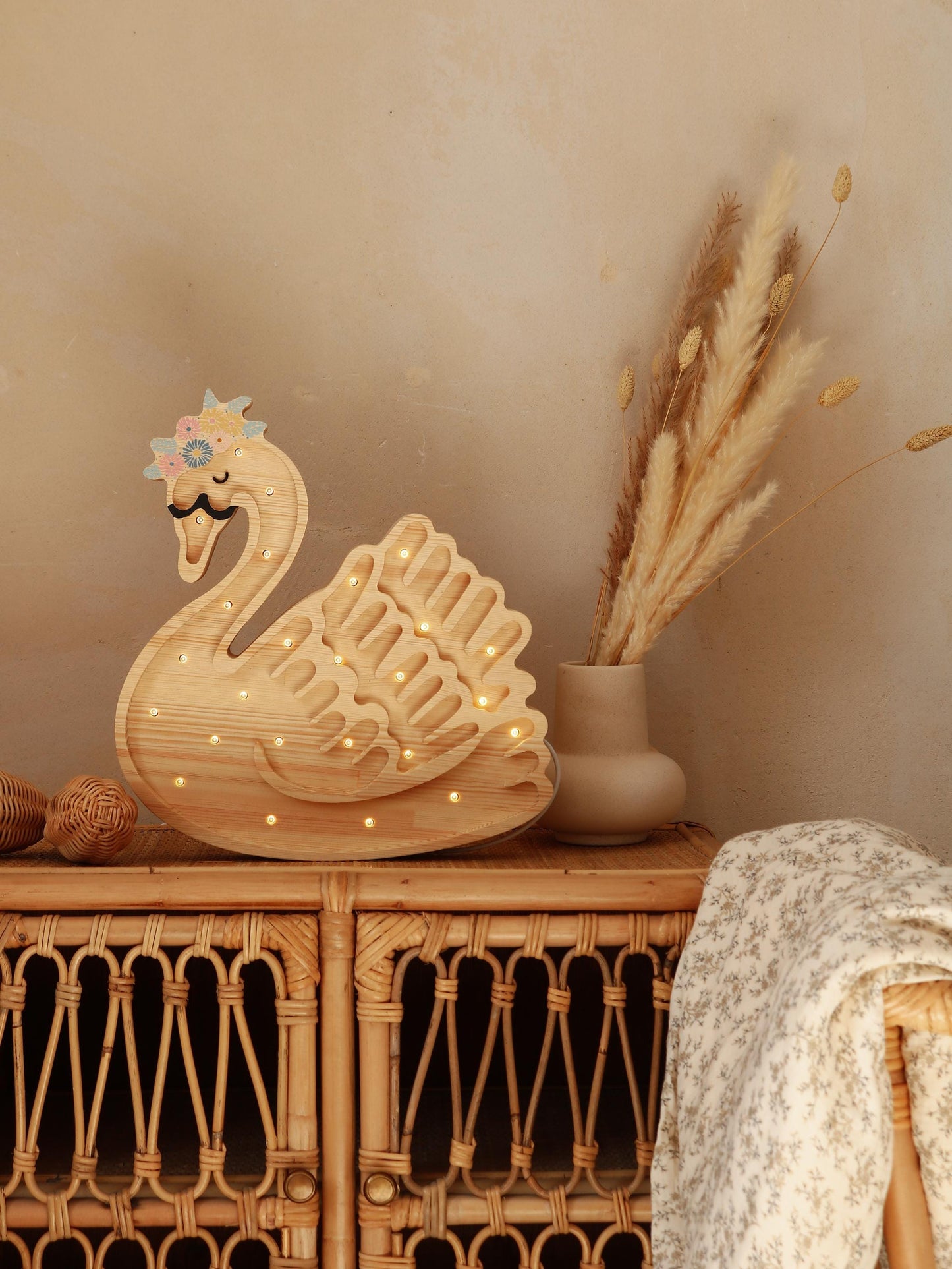 Entzückende Schwanenlampe, Kinderzimmer-Deko, Nachtlicht aus Holz, Schwan, Kinderzimmerlampe, handgefertigte Bohème-Märchenzimmer-Deko, Mädchenzimmer-Deko, Wandlampe
