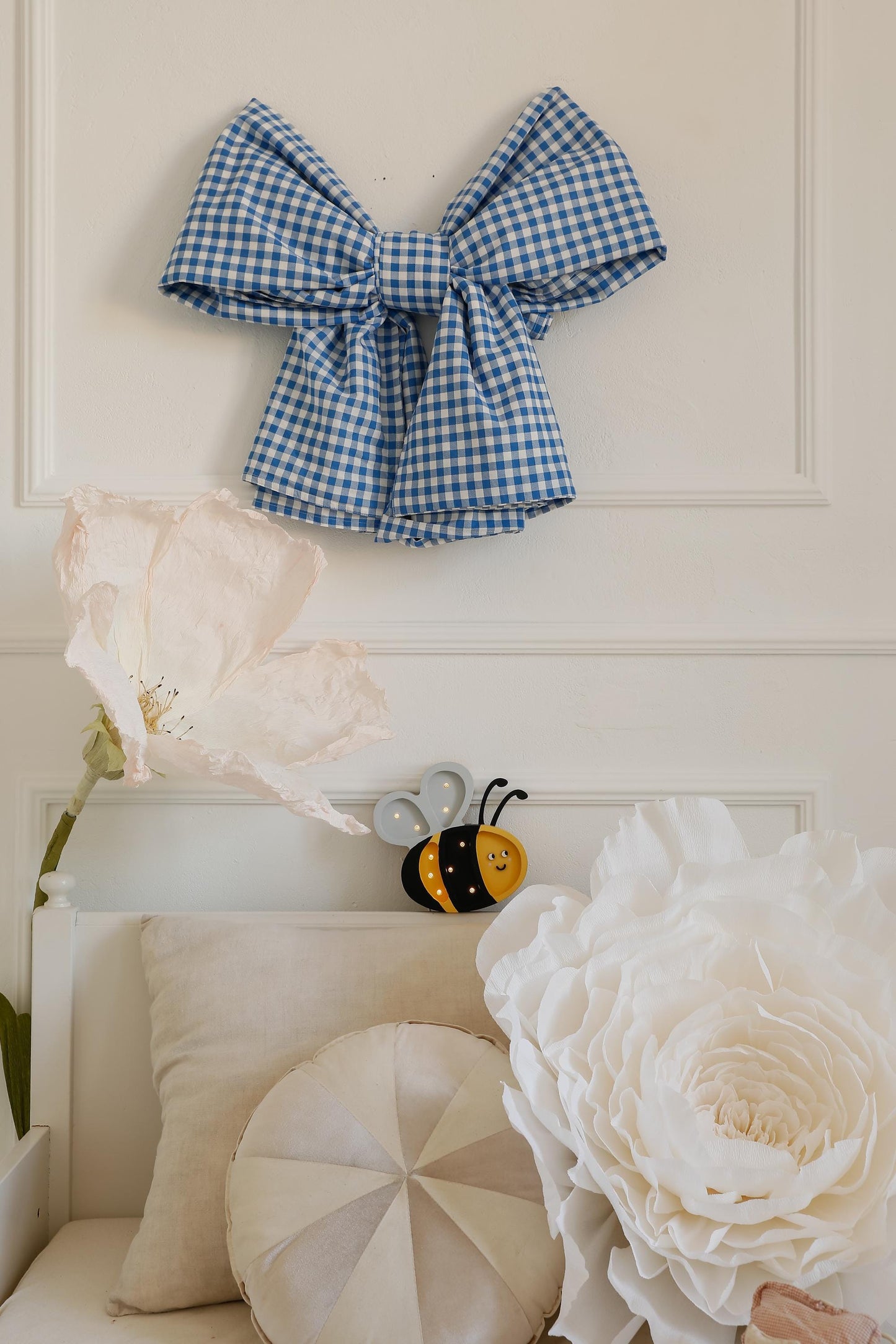 Hölzernes Bienen-Nachtlicht Bienenthema Kinderzimmer-Deko Montessori-inspiriertes Babyzimmer | Naturmotiv Handgefertigte Lampe für Kinder Weltbienentag Blumen-Zimmer