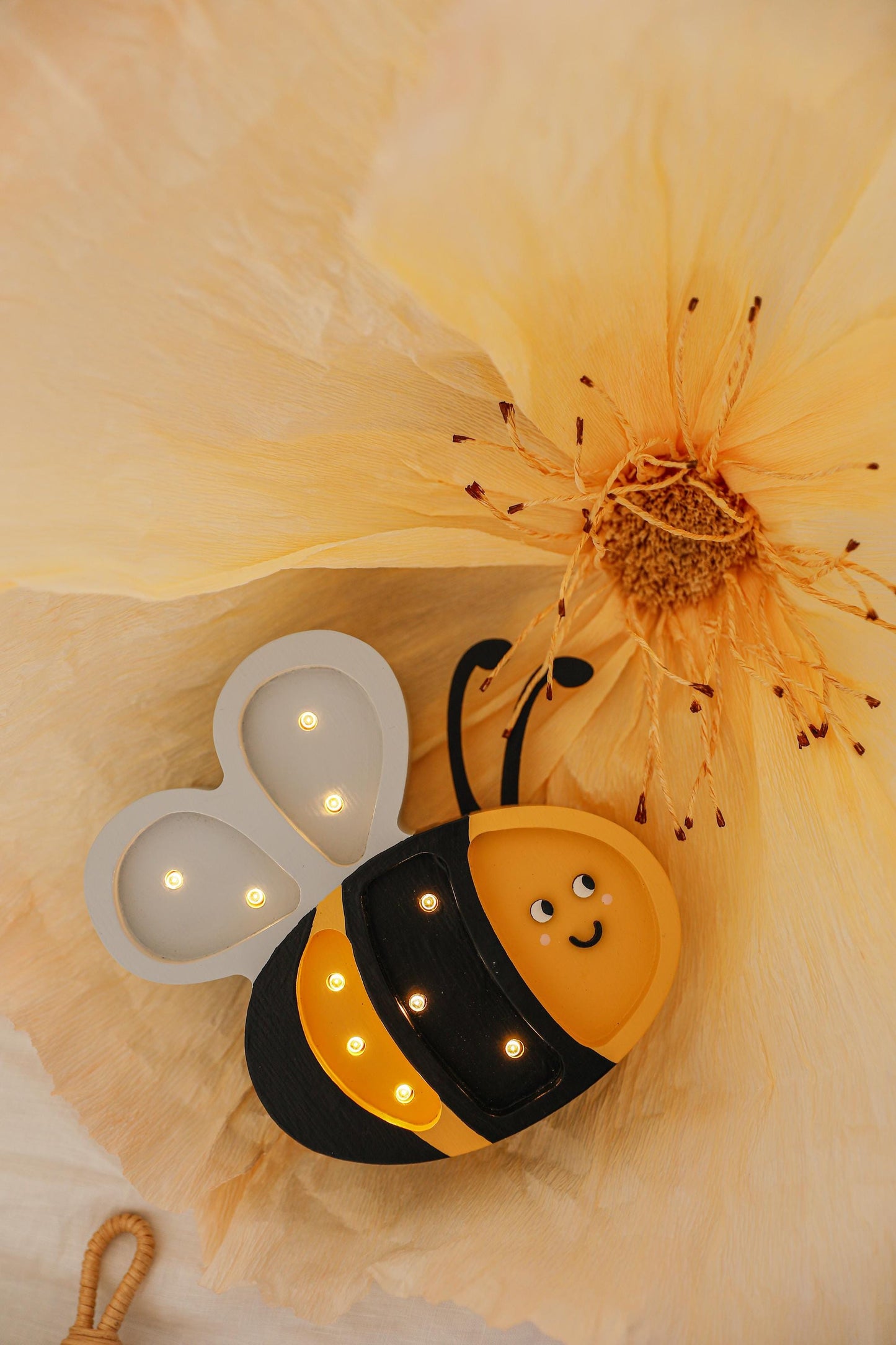 Hölzernes Bienen-Nachtlicht Bienenthema Kinderzimmer-Deko Montessori-inspiriertes Babyzimmer | Naturmotiv Handgefertigte Lampe für Kinder Weltbienentag Blumen-Zimmer