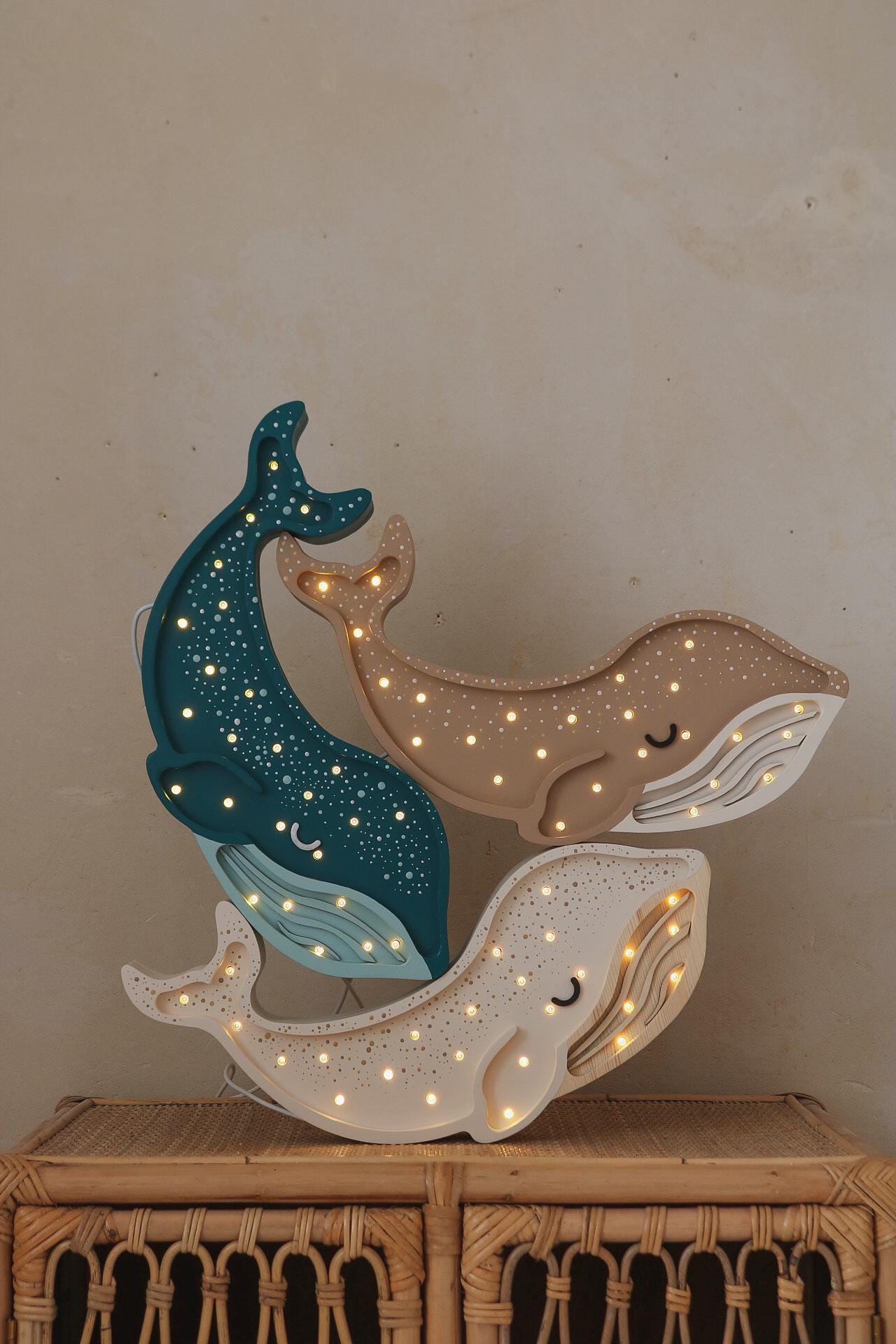 Holz Wal Nachtlicht Ozean-Themen-Kinderzimmerlampe Küsten Babyzimmer Deko LED Nachttischlampe Wandleuchte Meerestier für Kinder Nautisches Geschenk