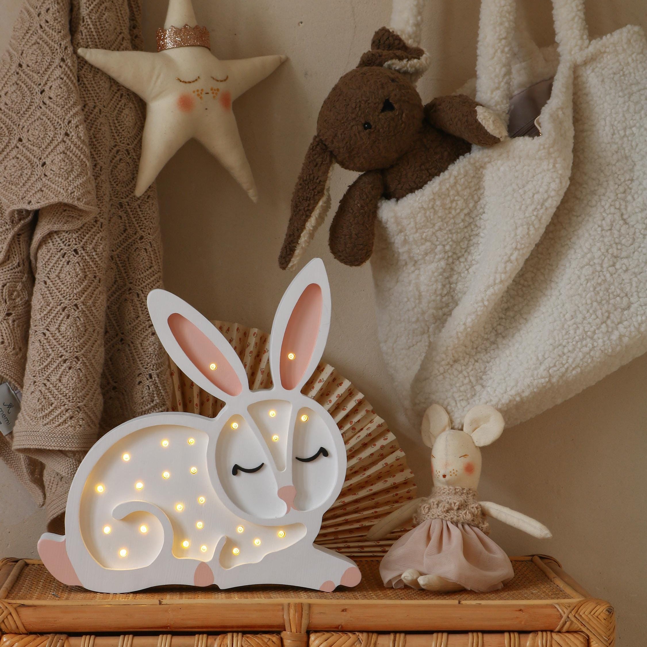 Hölzernes Hasen-Nachtlicht Wald-Motiv Kinderzimmer Waldtier-Dekorlampe für Babyzimmer Boho Weißer Hase Mädchen Wald Pastell-Dekoration