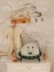 Little Lights UFO-Holzlampe – Handgefertigtes LED-Nachtlicht für Kinder – Weltraum-Kinderzimmer-Deko – Baby- oder Kleinkindgeschenk – Sanfte Nachtbeleuchtung
