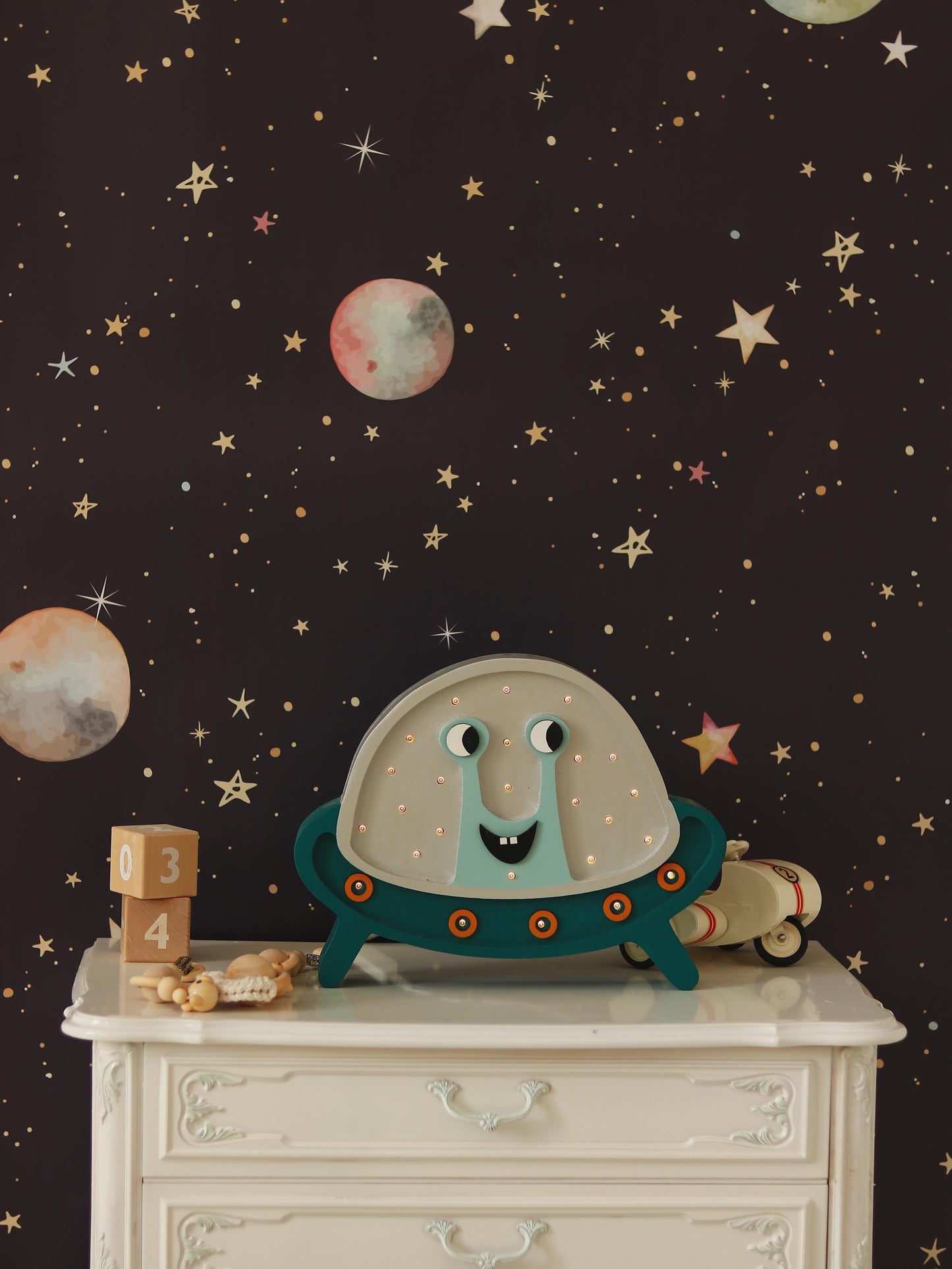 Little Lights UFO-Holzlampe – Handgefertigtes LED-Nachtlicht für Kinder – Weltraum-Kinderzimmer-Deko – Baby- oder Kleinkindgeschenk – Sanfte Nachtbeleuchtung