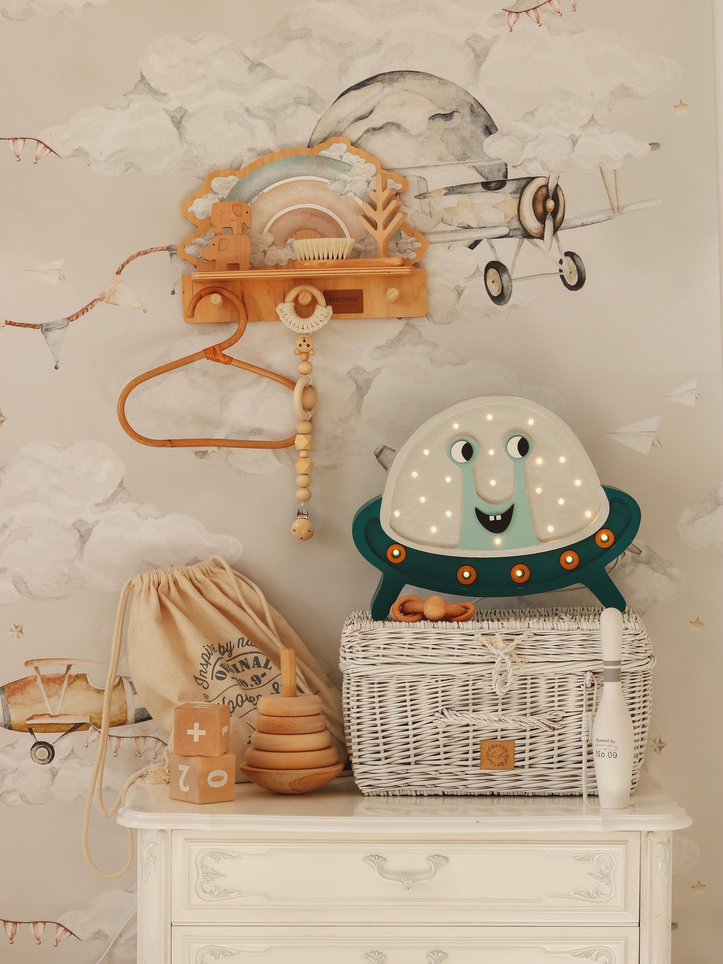 Little Lights UFO-Holzlampe – Handgefertigtes LED-Nachtlicht für Kinder – Weltraum-Kinderzimmer-Deko – Baby- oder Kleinkindgeschenk – Sanfte Nachtbeleuchtung