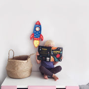 Hölzernes Weltraumraketen-Nachtlicht, kleiner Astronaut, Kinderzimmer, Weltraum-Motiv, galaktische Lampe, Schiff, Entdecker, Weltraum-Abenteuer-Deko, kosmisches Jungenzimmer