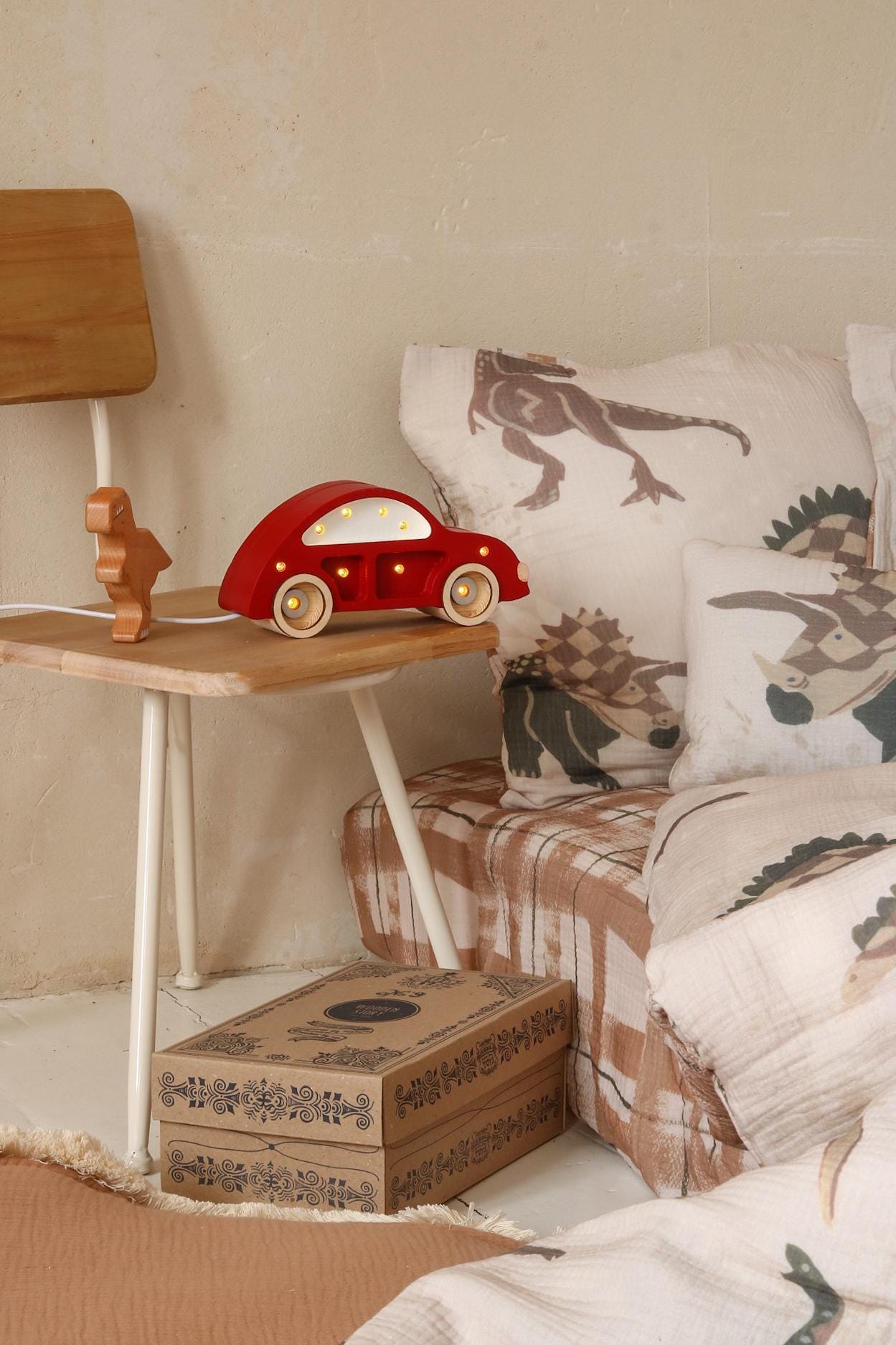 Nachtlicht Holzauto Retro für Jungenzimmer Klassische rote Autolampe Kinderzimmerdekoration Fahrzeugmotiv Kinderzimmer Baby Jungen Tischlampe Babyparty Geschenk