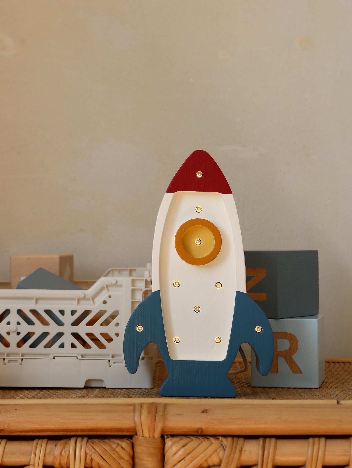 Holz-Weltraumraketen-Nachtlicht Kleiner Astronaut Kinderzimmer Weltraum-Thema Weiße Lampe Entdecker Weltraum-Abenteuer Deko Kosmischer Jungenzimmer Galaktisch