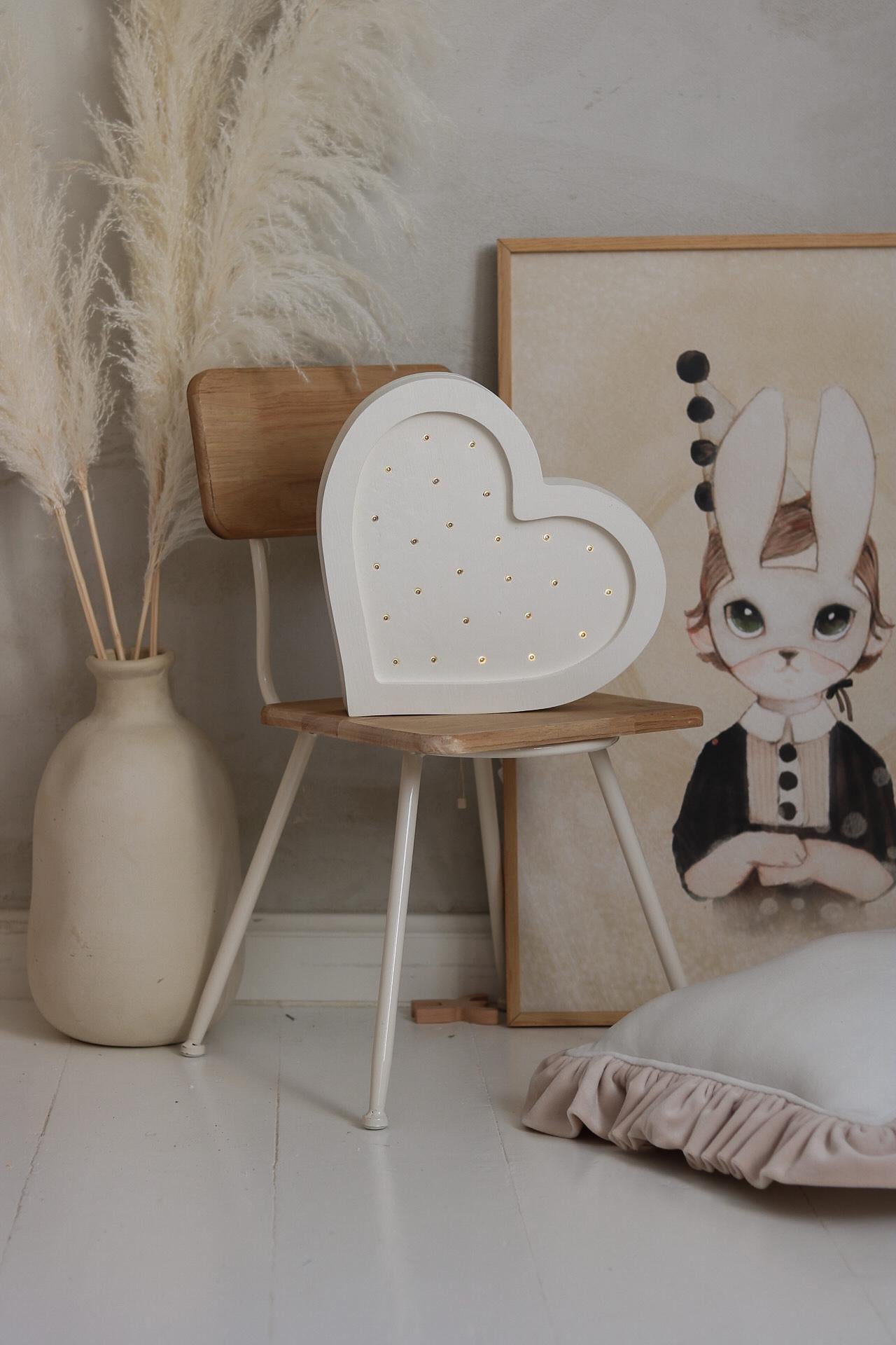 Holzherz-Lampe – Handgemachtes LED-Nachtlicht für Kinder – Romantische Kinderzimmerdeko – Liebesgeschenk – Little Lights