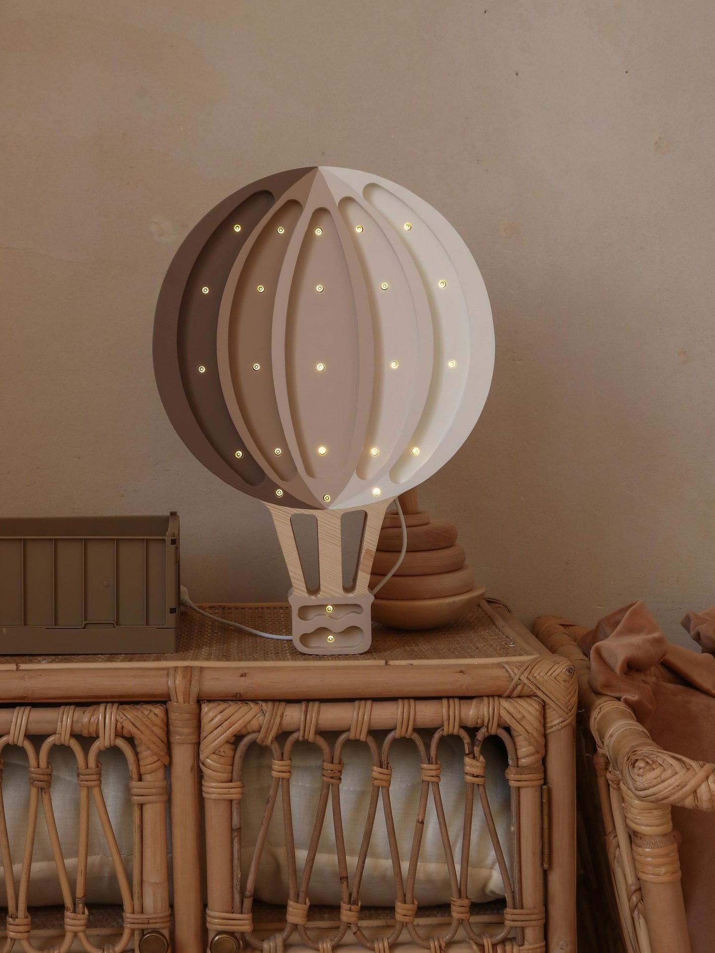 Hölzerne Heißluftballon Lampe Nachtlicht Kinderzimmer Wanddekoration Montessori Raum Geschenk für abenteuerlustigen Jungen Reisender Cappuccino Regenbogen Braun Jungen