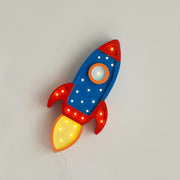 Hölzernes Weltraumraketen-Nachtlicht, kleiner Astronaut, Kinderzimmer, Weltraum-Motiv, galaktische Lampe, Schiff, Entdecker, Weltraum-Abenteuer-Deko, kosmisches Jungenzimmer