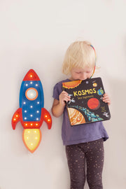 Hölzernes Weltraumraketen-Nachtlicht, kleiner Astronaut, Kinderzimmer, Weltraum-Motiv, galaktische Lampe, Schiff, Entdecker, Weltraum-Abenteuer-Deko, kosmisches Jungenzimmer