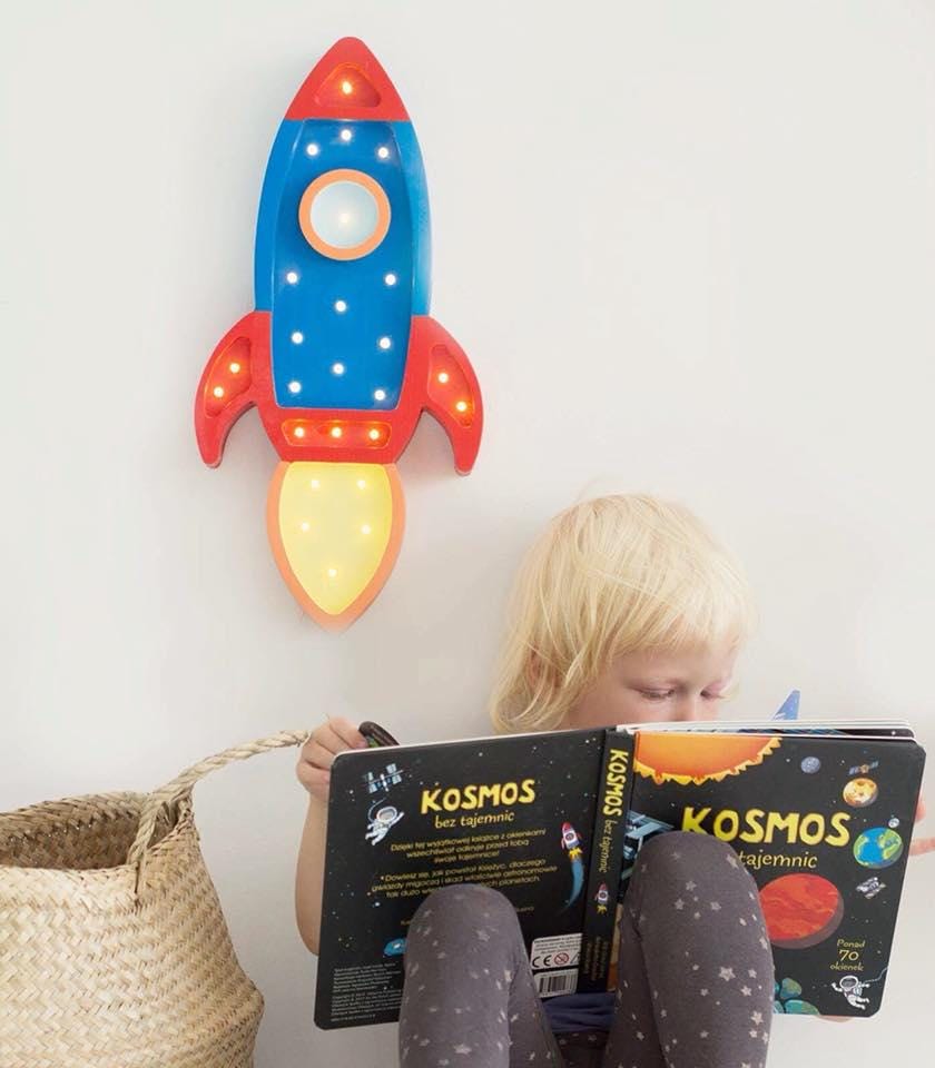 Hölzernes Weltraumraketen-Nachtlicht, kleiner Astronaut, Kinderzimmer, Weltraum-Motiv, galaktische Lampe, Schiff, Entdecker, Weltraum-Abenteuer-Deko, kosmisches Jungenzimmer