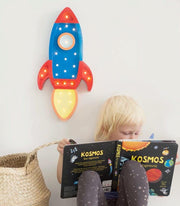 Hölzernes Weltraumraketen-Nachtlicht, kleiner Astronaut, Kinderzimmer, Weltraum-Motiv, galaktische Lampe, Schiff, Entdecker, Weltraum-Abenteuer-Deko, kosmisches Jungenzimmer
