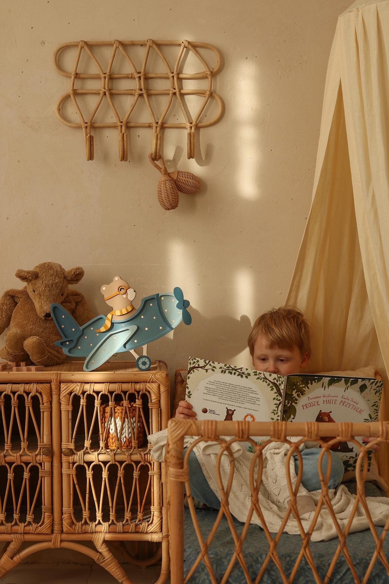 Nachtlicht aus Holz, Retro-Flugzeuglampe, blau, handgefertigt, Reise & Abenteuer für Kinderzimmer, Bär im Flugzeug, Pilotenbär