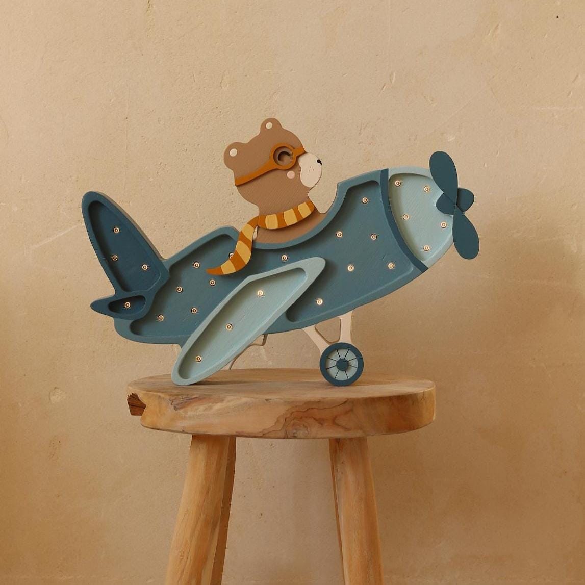 Nachtlicht aus Holz, Retro-Flugzeuglampe, blau, handgefertigt, Reise & Abenteuer für Kinderzimmer, Bär im Flugzeug, Pilotenbär