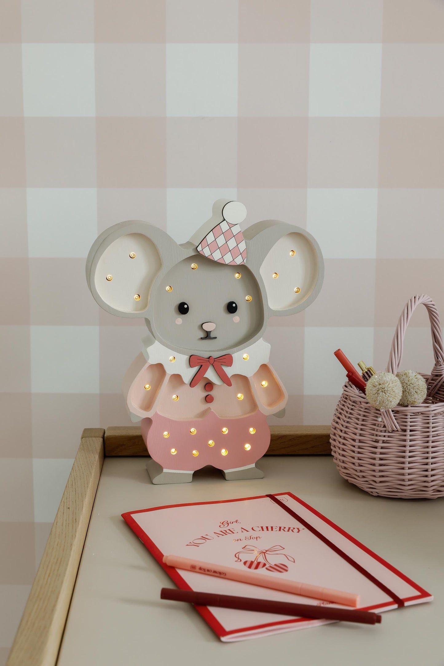Nachtlicht Maus aus Holz für Kinder, handgefertigte Babyzimmerlampe, Babypartygeschenk, Maus im Maileg-Stil, Zirkus-Motiv, Mädchenzimmer, Rosa, Tierwanddeko