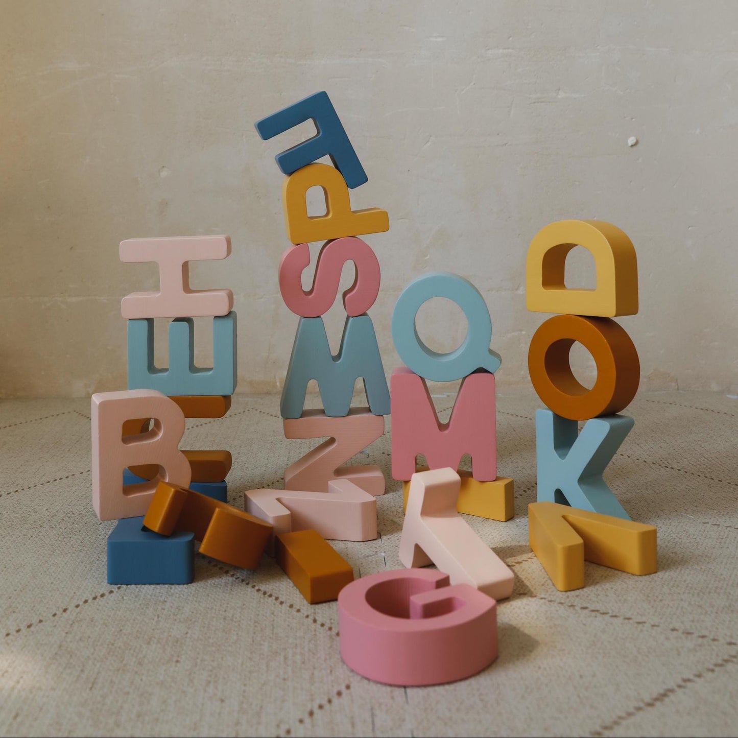 Hölzerne Alphabet-Buchstaben für Kinder – personalisierte Deko – pädagogische Holzbuchstaben – Montessori-Geschenk – Waldorf-Holzklötze – Holzspielzeug