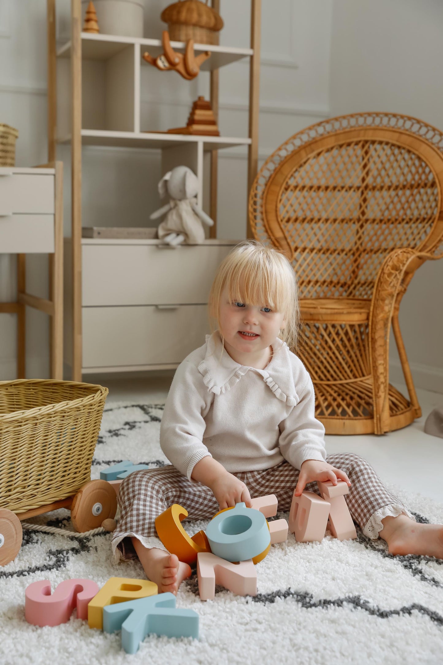 Hölzerne Alphabet-Buchstaben für Kinder – personalisierte Deko – pädagogische Holzbuchstaben – Montessori-Geschenk – Waldorf-Holzklötze – Holzspielzeug
