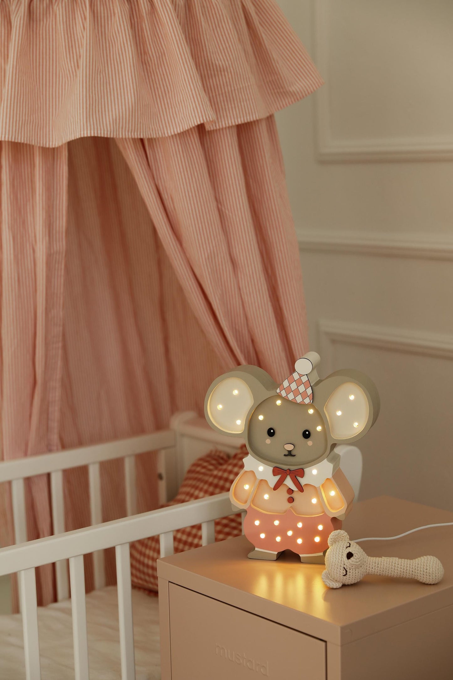 Nachtlicht Maus aus Holz für Kinder, handgefertigte Babyzimmerlampe, Babypartygeschenk, Maus im Maileg-Stil, Zirkus-Motiv, Mädchenzimmer, Rosa, Tierwanddeko