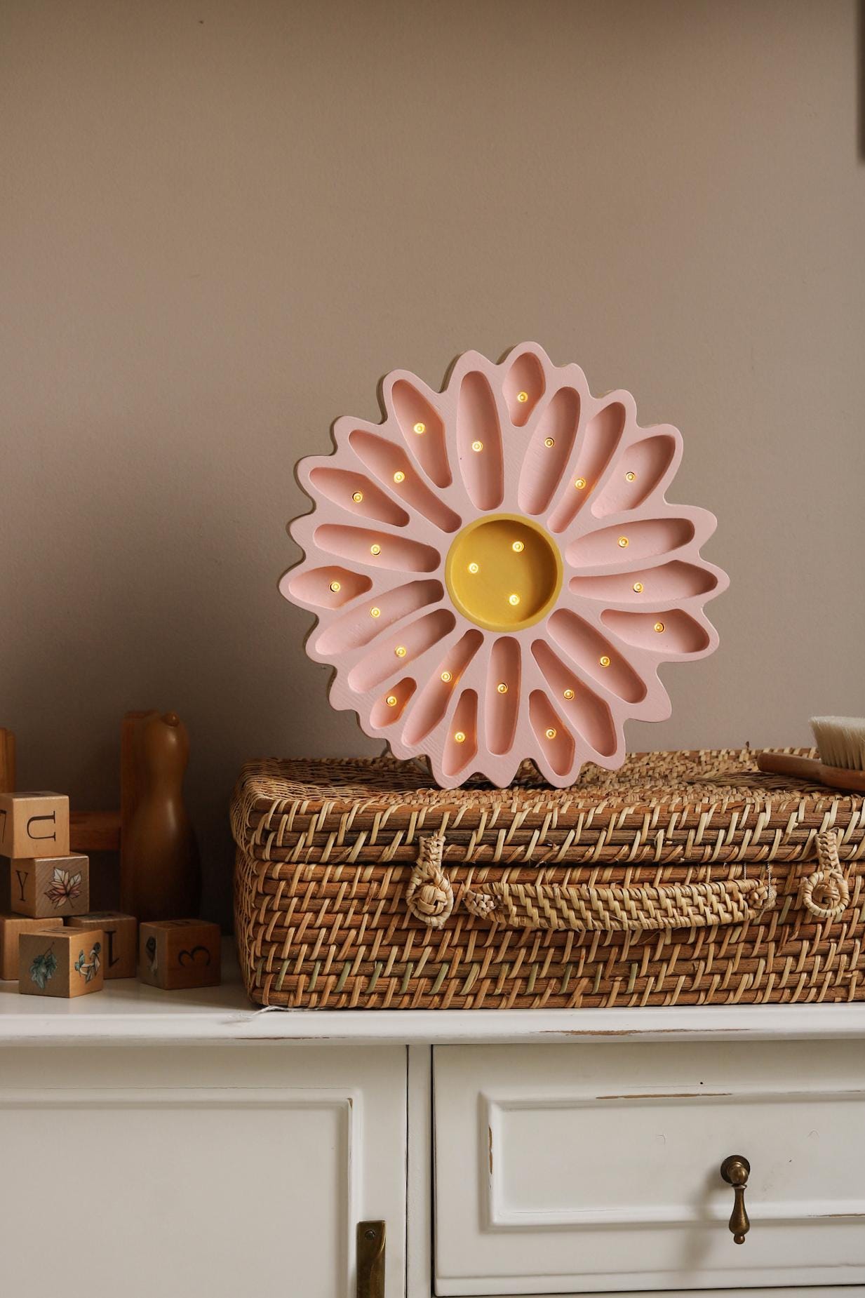 Blumen-Holzlampe Gänseblümchen Weiß Nachtlicht LED Kinderzimmer Boho Deko Handgemachte Lampe für Mädchen Kinderzimmer Boho Kinderzimmer Geschenk zur Mädchen Taufe