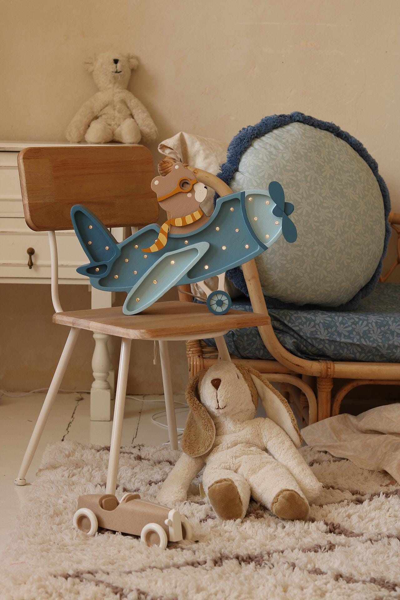 Nachtlicht aus Holz, Retro-Flugzeuglampe, blau, handgefertigt, Reise & Abenteuer für Kinderzimmer, Bär im Flugzeug, Pilotenbär