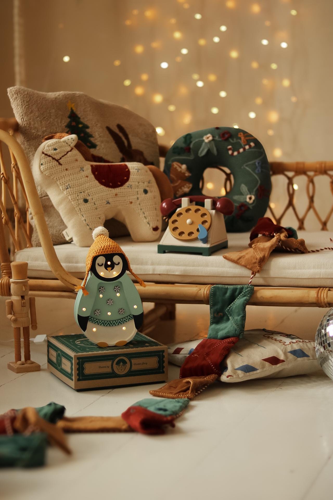 Christmas Penguin Night Light Wooden Bedside Lamp for Kids Holiday Nursery Decor Arctic-Themed for Children’s Room Winter Wonderland