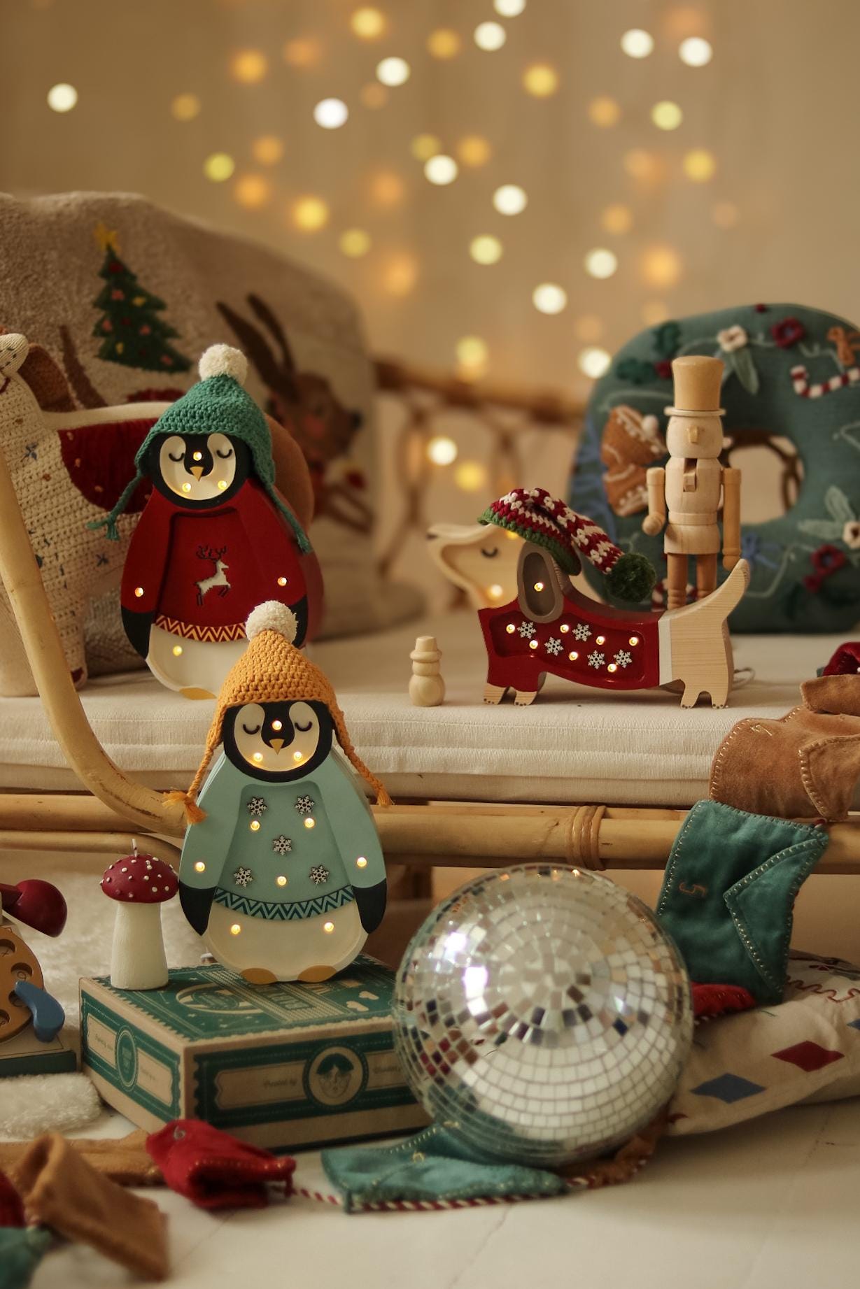 Christmas Penguin Night Light Wooden Bedside Lamp for Kids Holiday Nursery Decor Arctic-Themed for Children’s Room Winter Wonderland